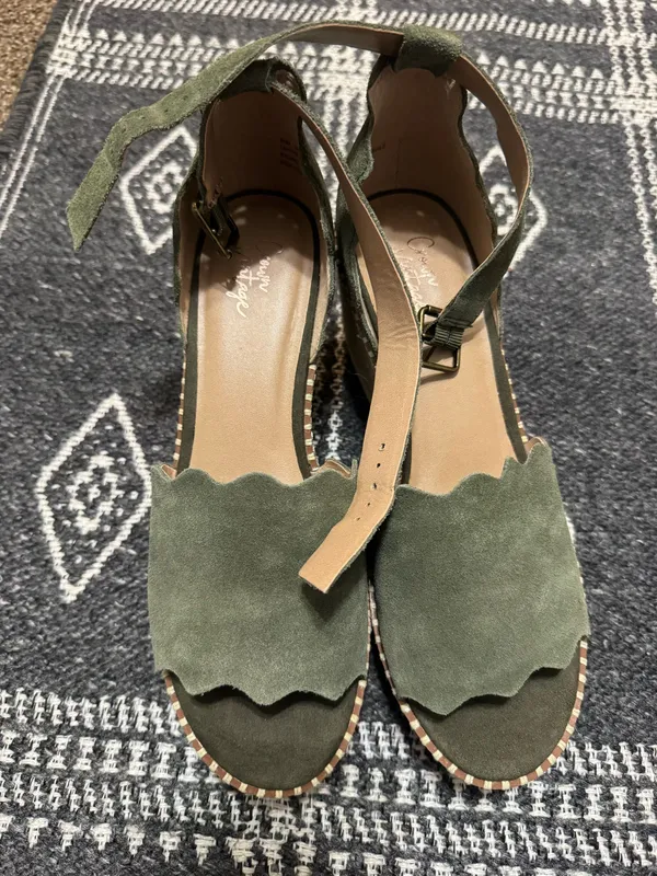 Heels Green Size 9.5 - Image 2