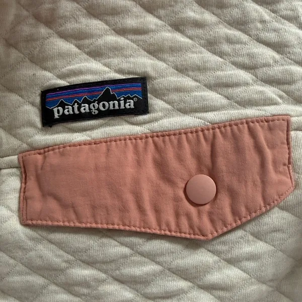 Patagonia Women's Cream and Mauve Organic Cotton Quilt Snap-T Pullover Small - Image 7