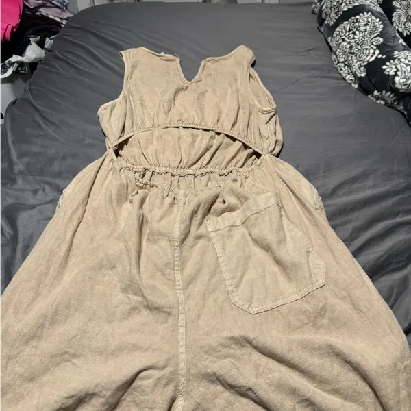Universal Threads Tan Jumpsuit with Relaxed Fit and Sleeveless Design - Image 3