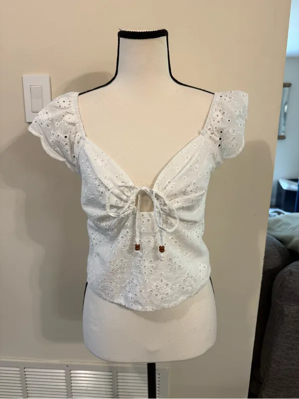 URBAN Romantics White Eyelet Tie-Front crop top size medium - Image 6