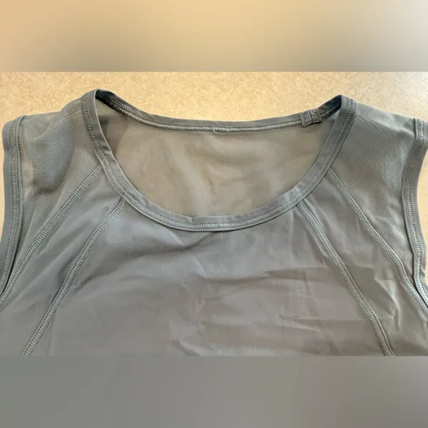 Lululemon Women's Gray Sleeveless Top with mess on back size 6 - Image 3