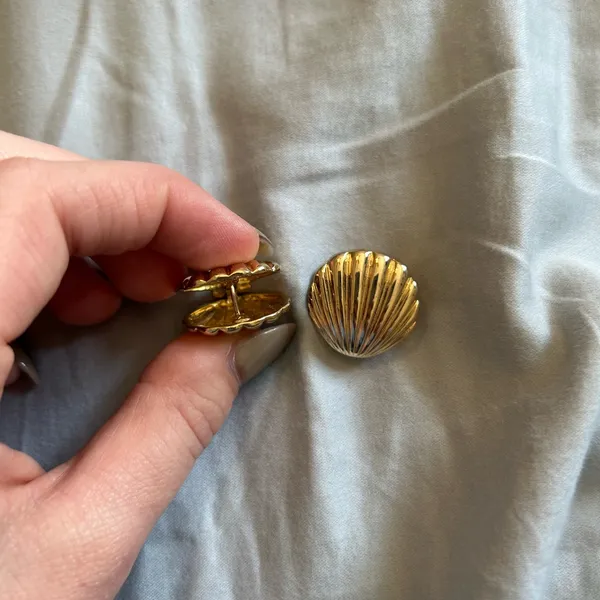 Gold Shell Earrings - Image 3