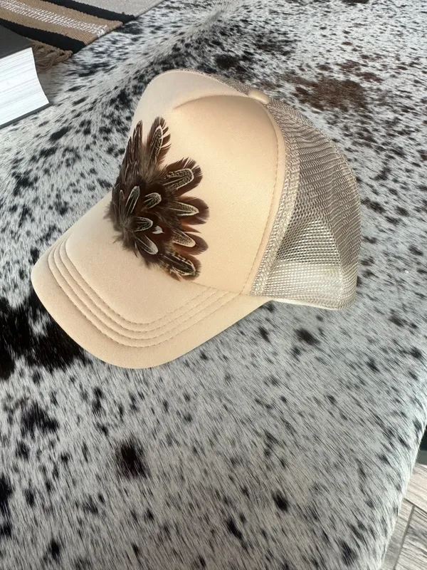 Western feather trucker hat Tan - Image 2