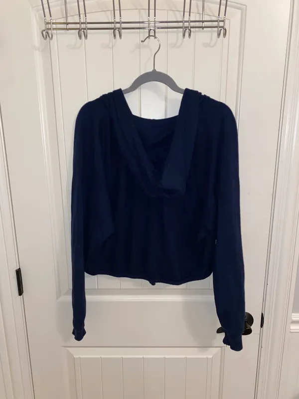 Hollister Cropped Navy Hoodie - Image 3