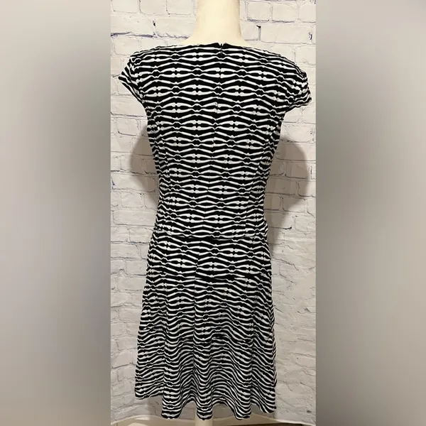 Anne Klein Textured Sleeveless midi Dress Black & White Size 10 - Image 4