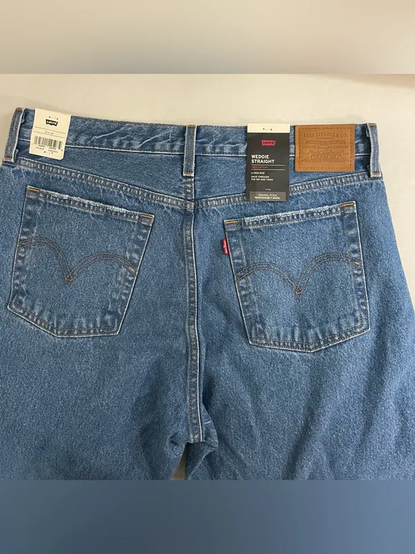 Levi’s NWT Wedgie Straight Leg High-Rise Jeans in Blue Size 32 - Image 13