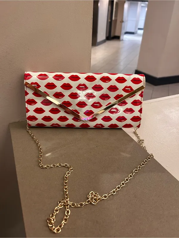 ALDO White Lip-Print Clutch with Gold Chain Strap - Image 9