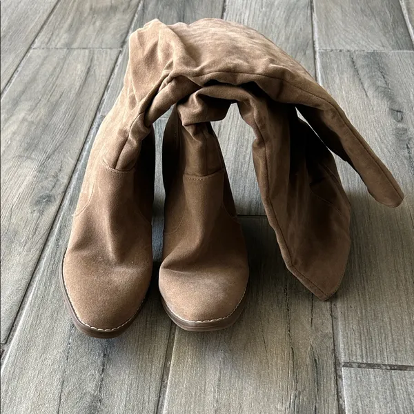 Universal Threads Tan Heeled Boots - Image 5