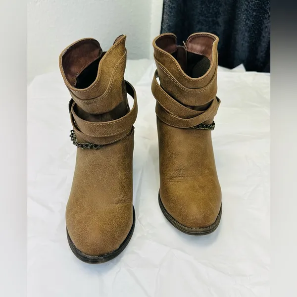 Niyama Sol Tan Ankle Boots with Chain Accent - Image 5