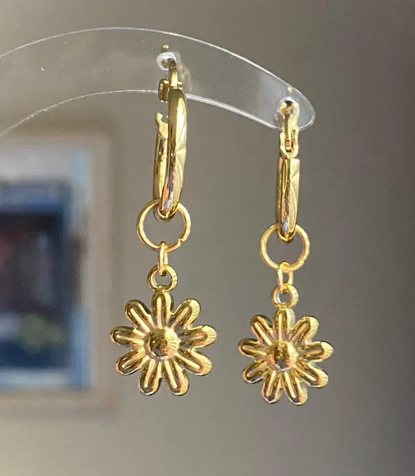 Handmade cute retro cottage fairy style gold tone mini flower dangle hoop earrings🌼 - Image 2