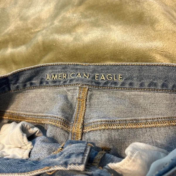 Light Wash Ripped American Eagle Mom Jeans size 6 - Image 3