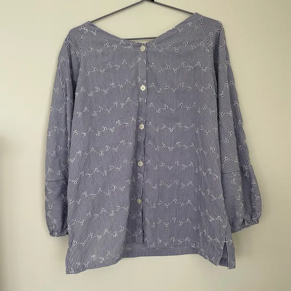 LOFT blue and white striped eyelet blouse Sz Medium - Image 2