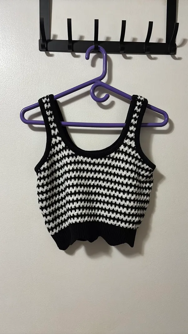 Black and White Stripped Crop Top Size M - Image 2