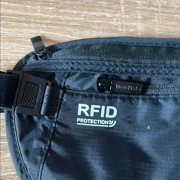 Black RFID Belt Bag with Streamlined Design for Everyday Use - Image 3