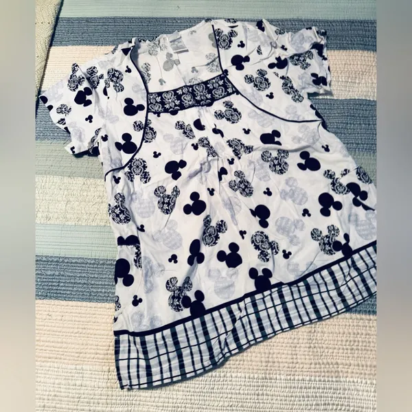 Minnie Mouse Scrub Tops - Image 3