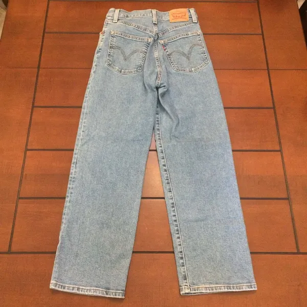 Levi’s ribcage straight ankle light wash 26 button fly - Image 4