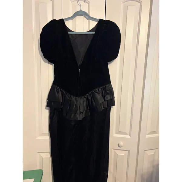 Vintage 1980s Black Velvet Evening Gown Puff Sleeve Ruffle‎ Skirt Formal Dress - Image 6