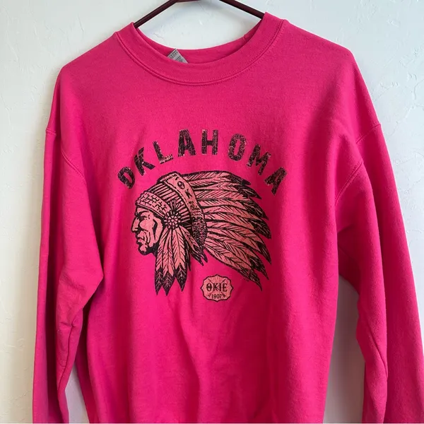 Gildan Oklahoma Graphic Pink Crew Neck Sweater - Image 2