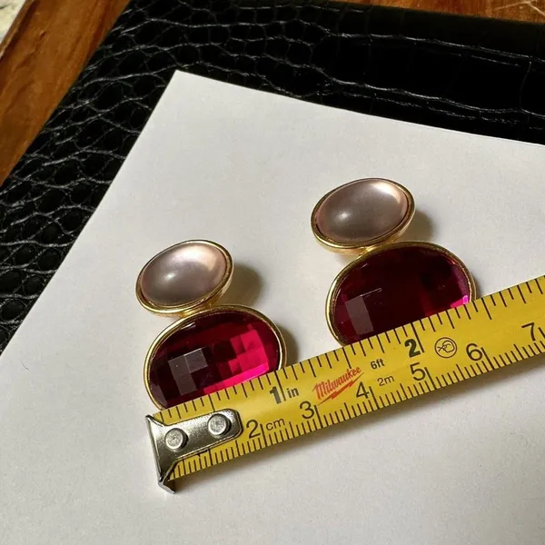 Signed Avon - Gold Tone / Pink Rhinestone Clip-on Clip On Earrings - Image 7