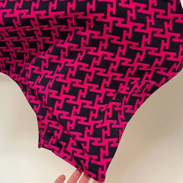 Alya Women's Geometric Dolman‎ Short Sleeve Blouse Top Zip Back Pink Black Small - Image 3