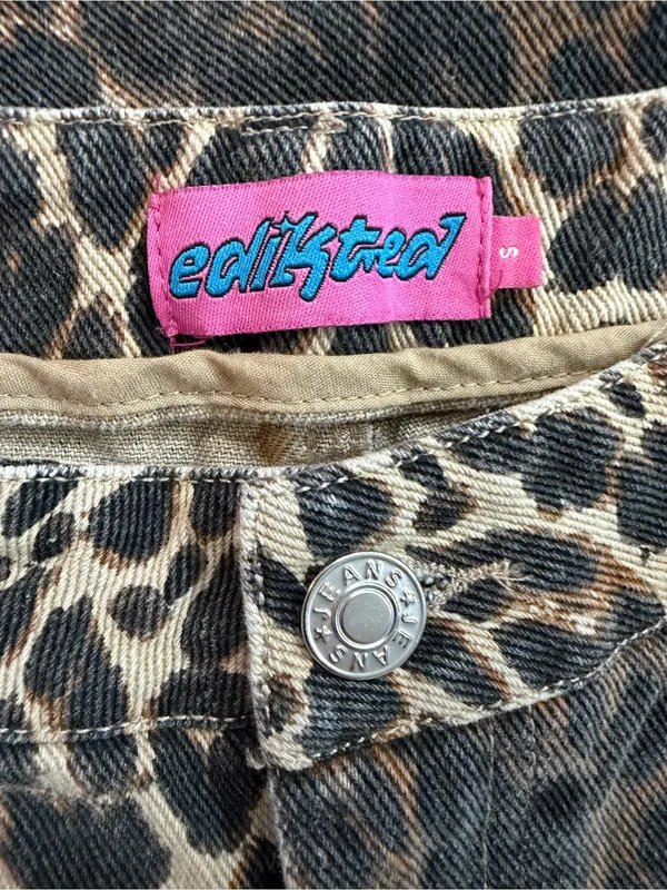 Edikted Leopard Print Wide-Leg Denim Pants - Image 3