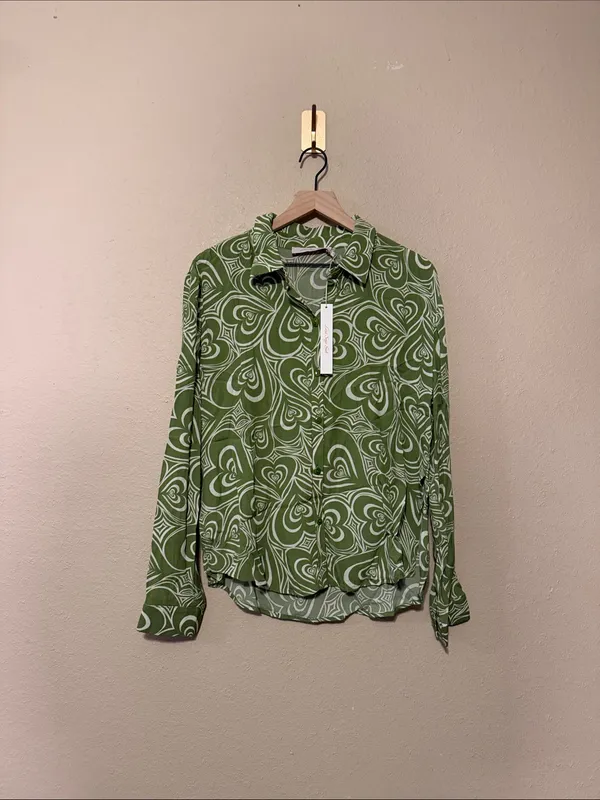 Lisa Says Gah Bailey Lounge Top in Wild Hearts Green Size Medium NWT - Image 2