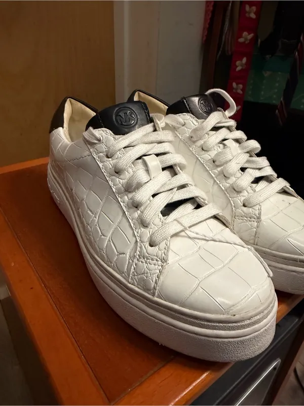 Michael Kors White Croc Embossed Low Top Sneakers Size 6.5 - Image 4