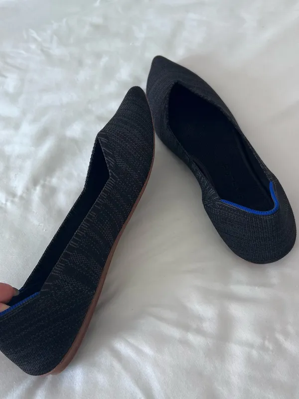 Rothy’s Women’s 10.5 Black Charcoal Pointed Toe Knit Ballet Flats Blue Trim - Image 4