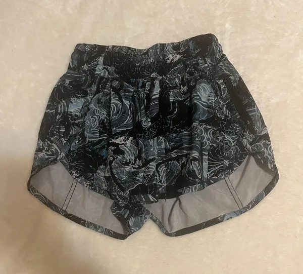 Lululemon Tracker Short V 4” Size 4 - Image 2