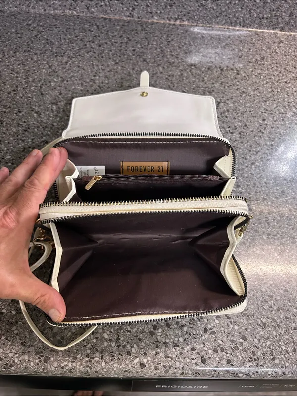 Forever 21 White Crossbody Bag with Gold Buckle - Image 4