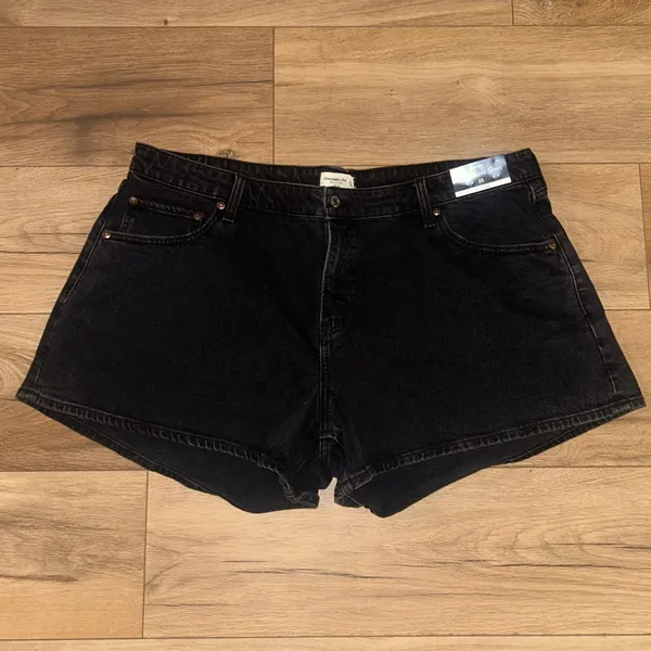 Abercrombie & Fitch The A-Line Short Mid Rise in Black - Image 2