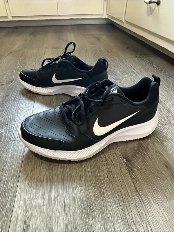 Nike Women’s Black and White Athletic Sneakers - Image 4