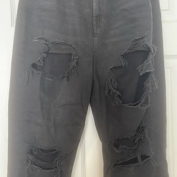 American Eagle black ripped mom jean - Image 2