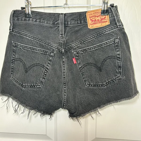 Levi's 501 Black Denim Shorts Women's Size 27‎ Frayed Hem Button Fly 56327-0112 - Image 3