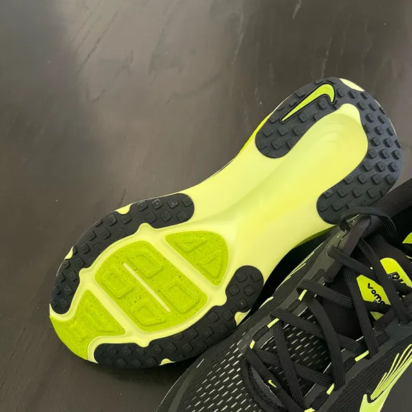 New NIKE Vomero 18 Black Volt Cyber - Image 8