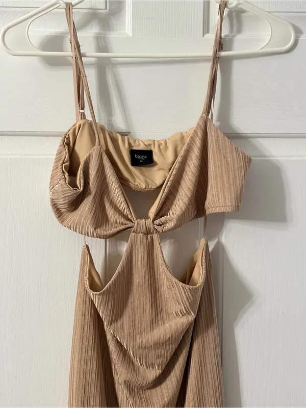 Blanc Backless Beige Tie-Front Midi Dress with Cutout Detail - Image 3