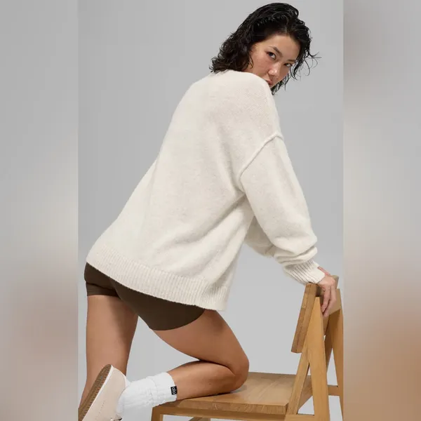 ALO Yoga NWT Unisex Wool Cashmere New Class Crewneck Sweater Bone Heather Size M - Image 2