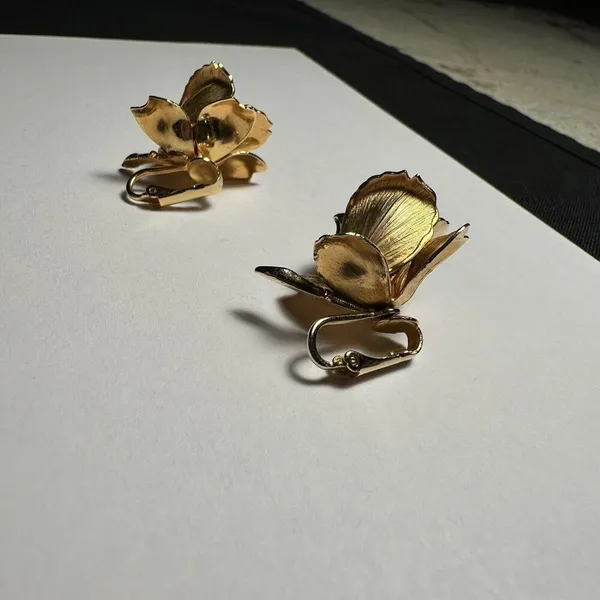 Signed Pastelli Rose Flower Gold Tone Vintage Clip On Clip-on Earrings - Image 4