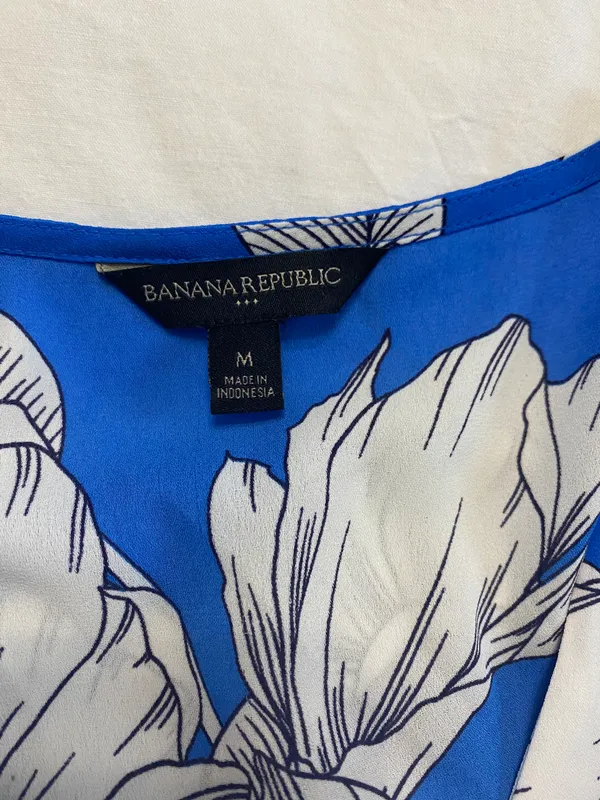 Banana Republic Blue And White Floral Top - Image 8