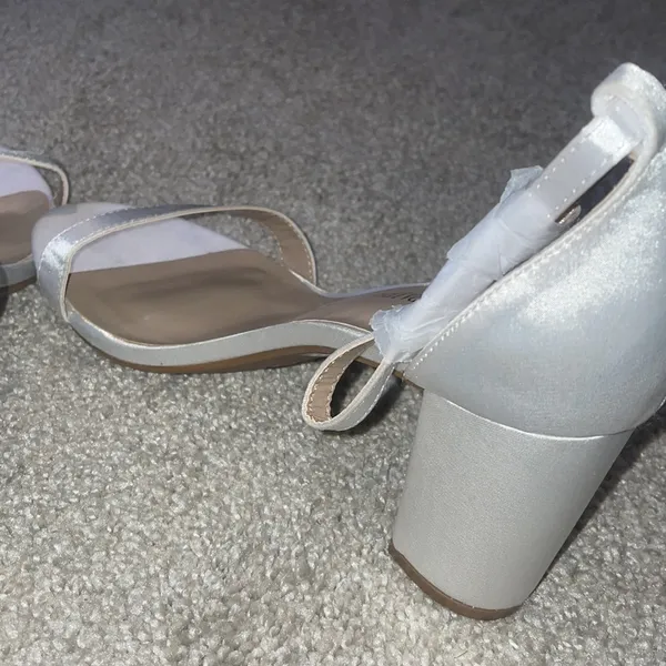 Dream Paris white satin shoes block heels 8.5 - Image 4
