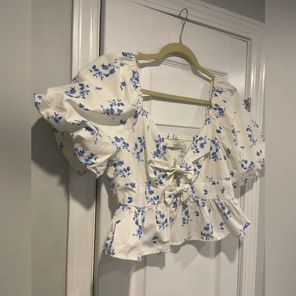 NWOT Band of the Free Size L Blue Floral Bows Cut Out Puff Peplum Crop Top - Image 3