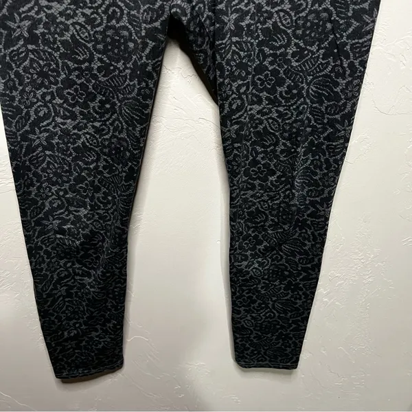 Aerie Black Gray Paisley Floral‎ Lace Crop Leggings - Image 4