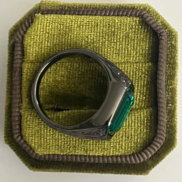 &merci Titanium Steel Faux Emerald Gemstone Dark Gray Band w/ Intricate Details Size 10 - Image 4