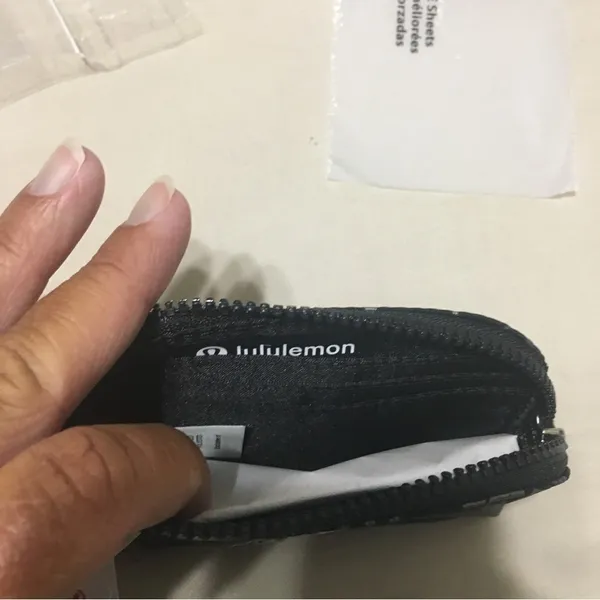Lululemon Clippable Card Pouch Manifesto Print black / gray - Image 13