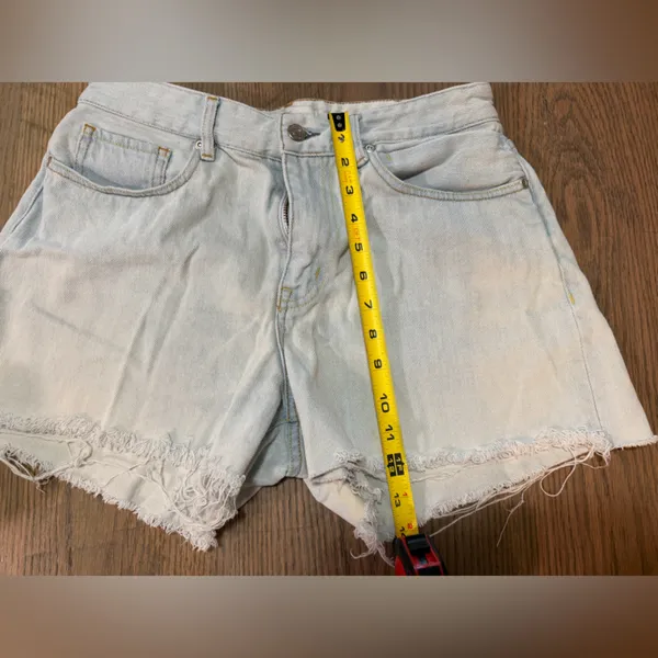 Quiksilver Light Wash Denim Cutoff Shorts Size 30 Frayed Hem - Image 4