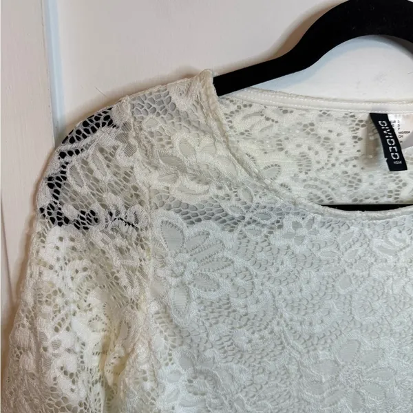 Divided White Floral Lace Cropped Top - Image 5
