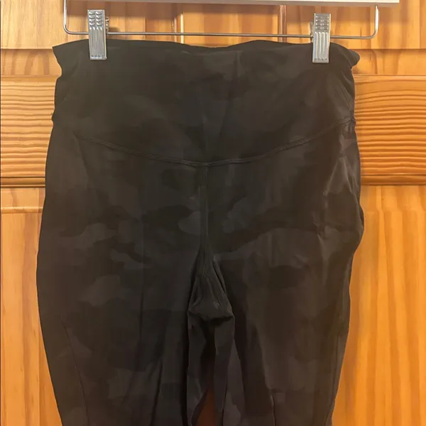 Lululemon Size 6 Base Pace High-Rise Navy Blue Camouflage Leggings. - Image 5