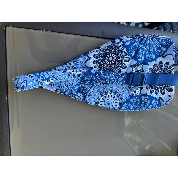 Vera Bradley Essential Sling Backpack Blue‎ Star Medallion EUC - Image 5