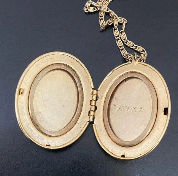 Vintage AVON Gold-tone Oval Floral Faux Pearl Locket Pendant 24” Necklace 33g - Image 14