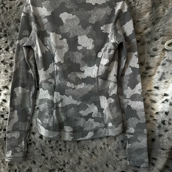 1011. Lululemon close to crossing ls rulu sz 4 nwt - Image 3